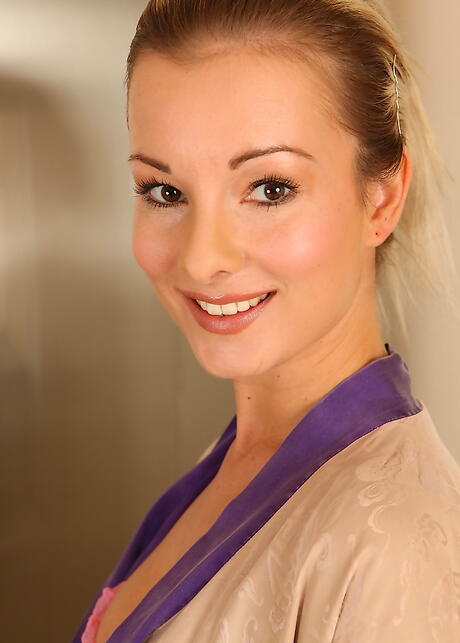 Facinating babe Yvett reveals big titties and spreads her legs 